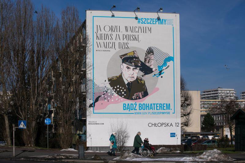 Mural z żołnierzem AK znajduje się na ścianie szczytowej bloku i jest widoczny od strony skrzyżowania ul. Chłopskiej i Kołobrzeskiej 