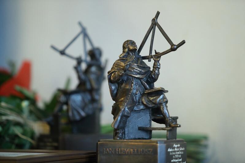 Nagrodę Naukową Miasta Gdańska imienia Jana Heweliusza ustanowiono w 1987 roku. Laureaci wyłaniani są w dwóch kategoriach. Nz. statuetka „Heweliusza”, zaprojektowana przez rzeźbiarza prof. Jana Szczypkę