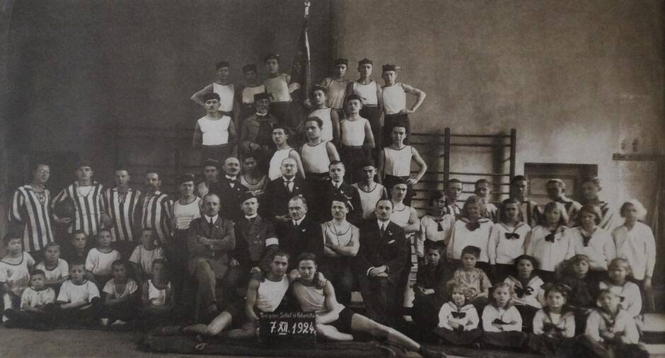 Członkowie gdańskiego gniazda; w pierwszym rzędzie długoletni naczelnik Franciszek Garyantesiewicz (siedzi drugi od lewej, z opaską na ramieniu); po lewej w pasiastych bluzach stoją futboliści; zdjęcie wykonano prawdopodobnie w budynku dawnych koszar we Wrzeszczu; 7 XII 1924