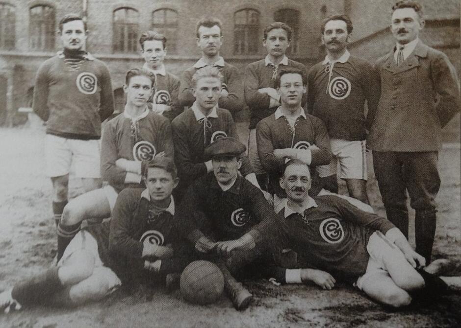Pierwsza polska drużyna piłkarska w Gdańsku; na koszulkach emblemat z kombinacji liter S i G (Sokół Gdański); lata 1920-1925