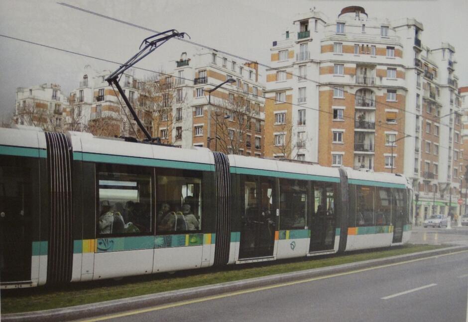 Tramwaj linii „3” dojeżdża do przystanku „Dantzig” na Boulevaed Lefebvre