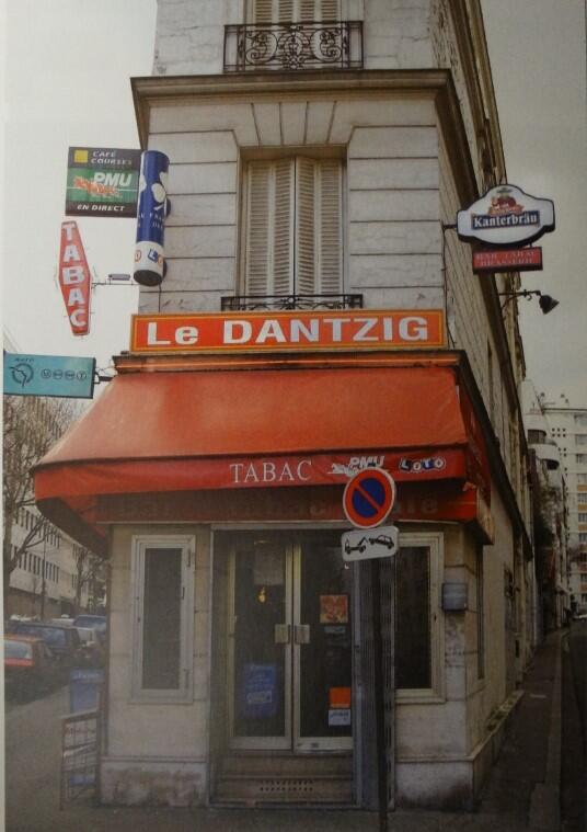 Restauracja „Le Dantzig” stoi u zbiegu rue de Dantzig (po lewej) i Passage de Dantzig (po prawej)