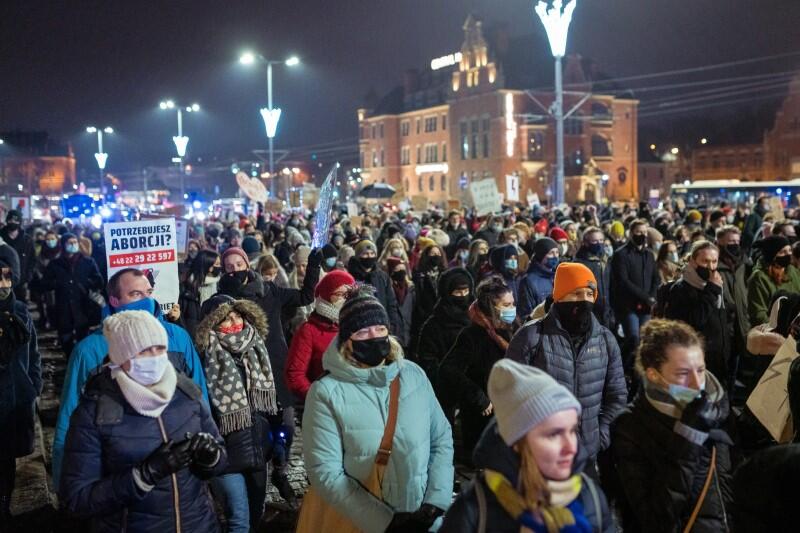 Uczestnicy gdańskiego protestu na Wałach Jagiellońskich, w drodze na Plac Solidarności
