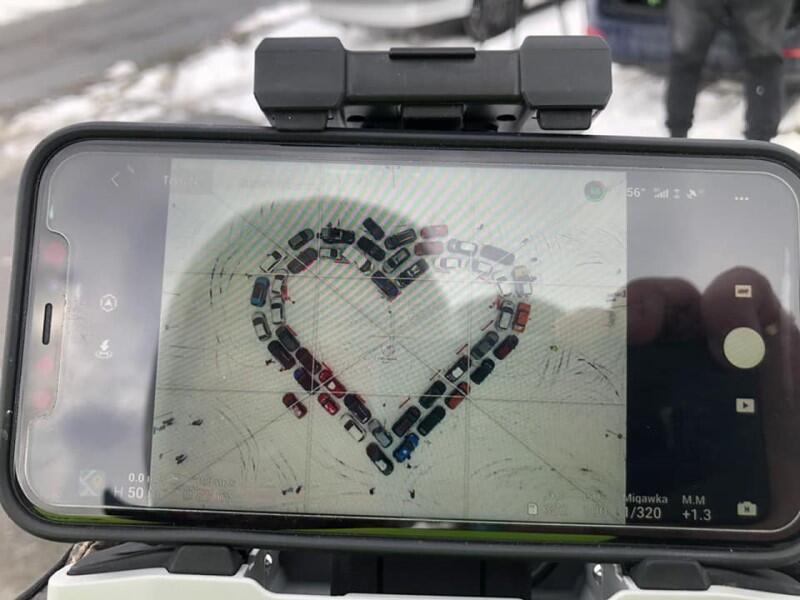 Ekran, na nim serce utworzone z samochodów   