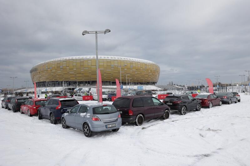 Ściskawa pod Stadionem Gdańsk, na rzecz WOŚP `ścisnęło się` ok 50 samochodów
