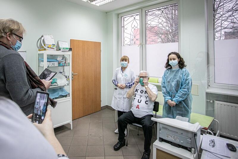Lech Wałęsa udokumentował swoją szczepionkową wizytę w przychodni od momentu rejestracji, aż po pamiątkowe zdjęcie z personelem medycznym