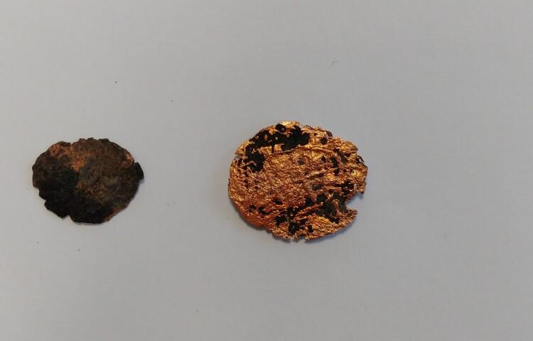 Odnalezione monety to (z prawej) - moneta krzyżacka z XIV wieku, druga - pochodzi prawdopodobnie z czasów nowożytnych