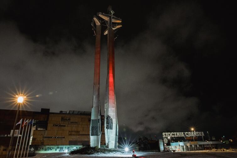 Kolory wolnej Białorusi oświetliły też Pomnik Poległych Stoczniowców 1970