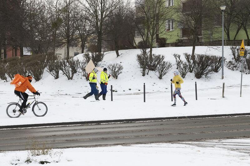 Gdańsk Chełm przy ul. Witosa - rowerzyści dowożący posiłki na wynos w śnieżnej pogodzie zasługują na szczególnie wysokie napiwki...