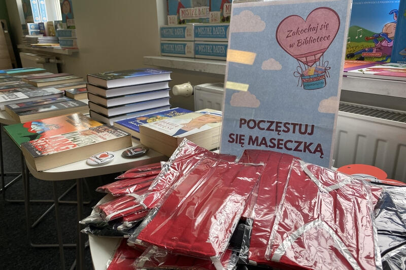 Na zdobywców walentynkowych voucherów od Wojewódzkiej i Miejskiej Biblioteki Publicznej w Gdańsku będą czekały też maseczki #gdanskczyta i przypinki