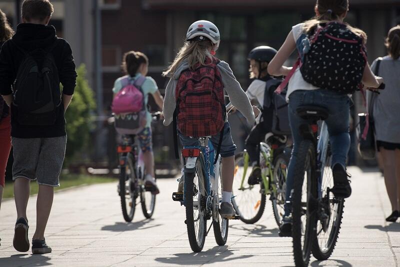 Dzieci jadące do szkoły na rowerach
