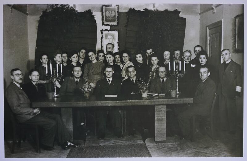 Pracownicy Urzędu Stanu Cywilnego w Gdańsku wraz z zaproszonym gośćmi w biurze urzędu w kwietniu 1946 roku