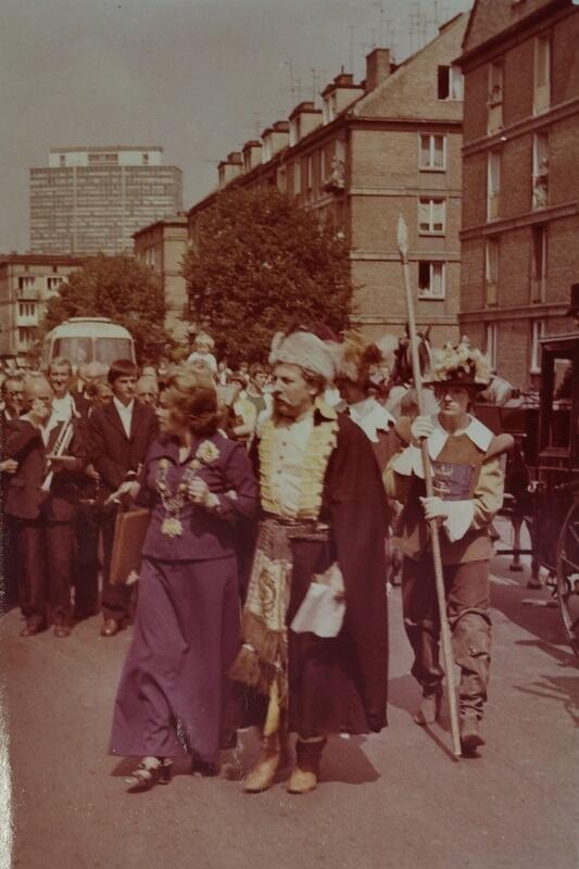 Ślub dominikański, na pierwszym planie, w fioletowej sukni Alfreda Maron kierownik USC w Gdańsku w latach 1975 - 1981