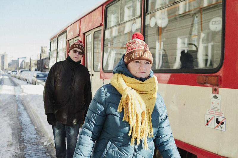 W czapkach Dolnego Miasta przy tramwaju na ul. Łąkowej pozują Anna Naworocka-Morze i Jacek Górski
