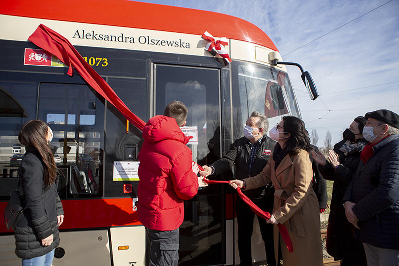 Uroczystość nadania imienia Aleksandry Olszewskiej tramwajowi odbyła się w piątek, 26 lutego 2021 r., na pętli Chełm. Tablicę odsłoniła prezydent Gdańska Aleksandra Dulkiewicz wraz z synem patronki 