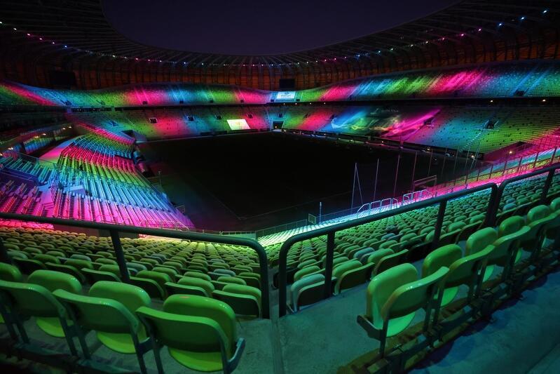 Stadion w Letnicy w niedzielę, 28 lutego, wieczorem mienił się na zielono, niebiesko i różowo 