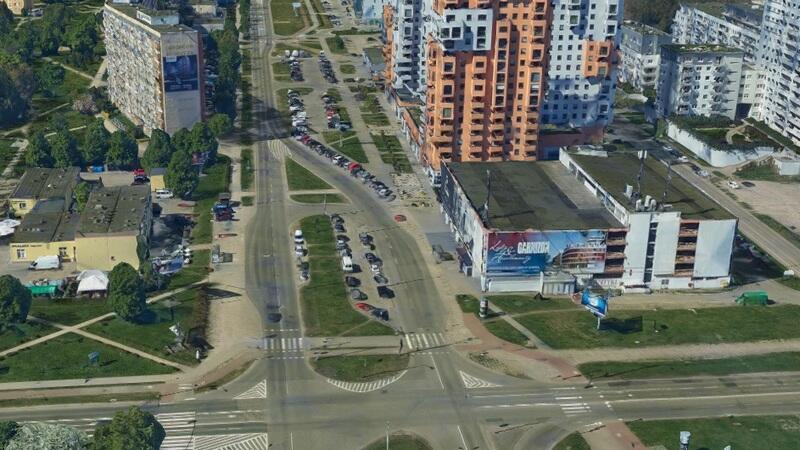 Ulica Czarny Dwór, obok po lewej, ul. Obrońców Wybrzeża i skrzyżowania z ul. Prezydenta Lecha Kaczyńskiego 