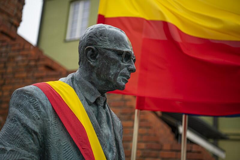 Pomnik prof. Jana Zachwatowicza przyozdobiono żółto-czerwoną szarfą, bowiem właśnie takie są barwy flagi Warszawy 