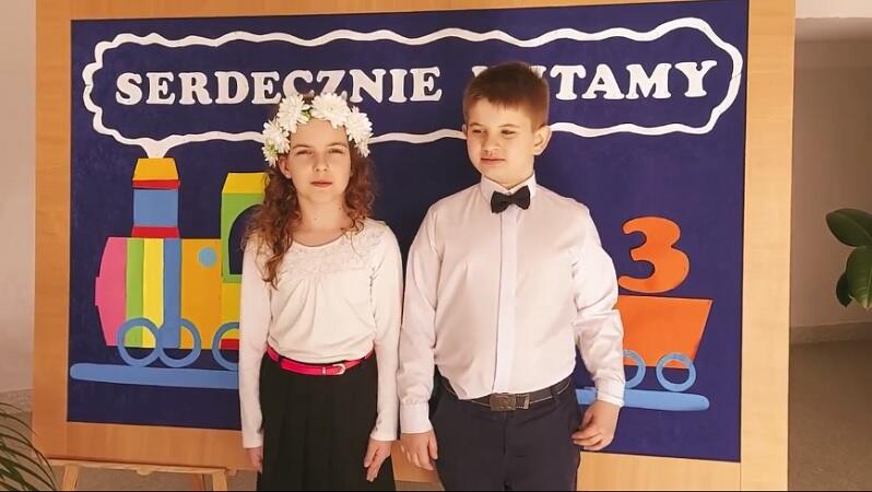 Rozalka i Julek z klasy II b, zapraszają do Szkoły Podstawowej nr 58 na Siedlcach, kadr z filmu promującego szkołę