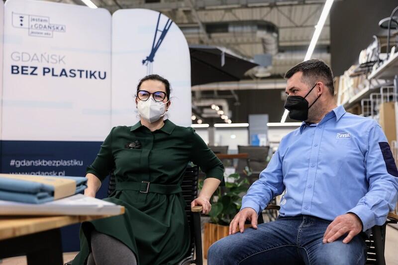Aleksandra Dulkiewicz - prezydent Gdańska i Piotr Padalak - dyrektor generalny Jysk Polska testują ekologiczne krzesła, które wyprodukowano z plastiku wyłowionego z dna oceanu