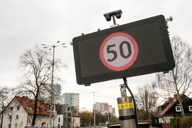 W różnych miejscach przy obu alejach pojawiły się tzw. tablice zmiennej treści. Widać na nich znak drogowy: ograniczenie prędkości do 50 km/h ... 