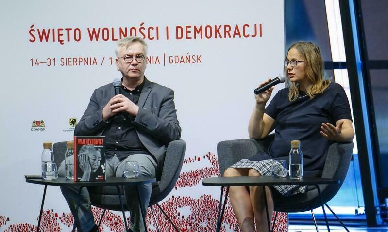Autorzy reporterskiej książki Dorota Karaś i Marek Sterlingow podczas spotkania z czytelnikami w ramach Święta Wolności i Demokracji w ubiegłym roku