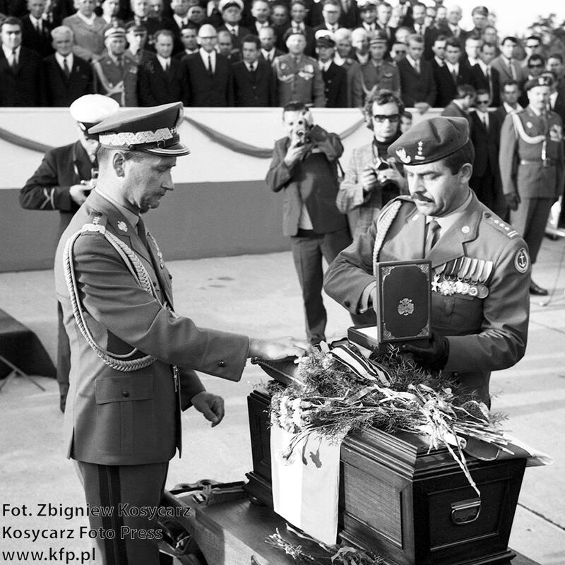 Westerplatte 1 września 1971 r. Generał Wojciech Jaruzelski nad urną z prochami majora Henryka Sucharskiego 
