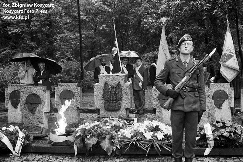 Westerplatte - 1.09.1992 r. Warta na Cmentarzu Żołnierzy Wojska Polskiego, przed grobem kaprala Andrzeja Kowalczyka płonie znicz
