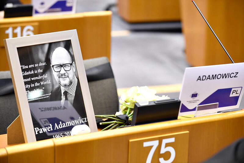 Po śmierci Pawła Adamowicza udekorowano kwiatami jego miejsce w Europejskim Komitecie Regionów