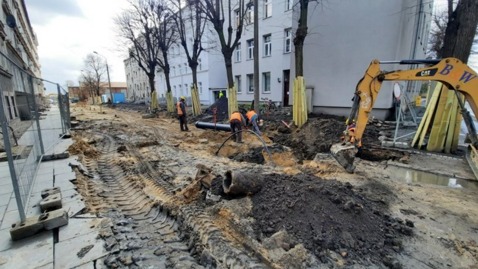 Przebudowa wszystkich trzech ulic na Dolnym Mieście powinna zakończyć się pod koniec sierpnia br.