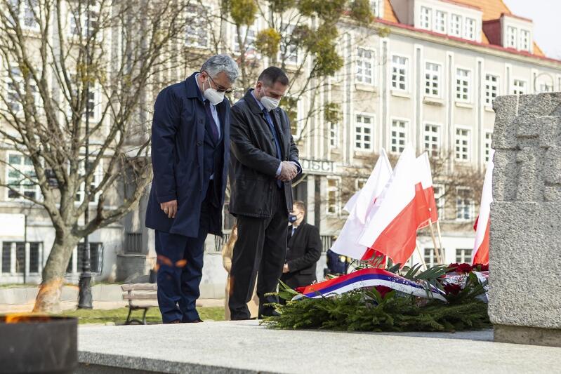 Kwiaty pod pomnikiem złożyli konsul generalny Węgier Dr Pal Attila Illes oraz konsul Dr Otto Sipos