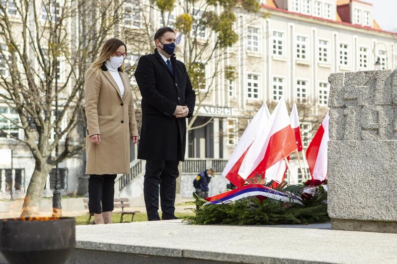 Kwiaty pod pomnikiem złożyli przewodnicząca Rady Miasta Gdańska Agnieszka Owczarczak oraz zastępca prezydent Gdańska Piotr Borawski 