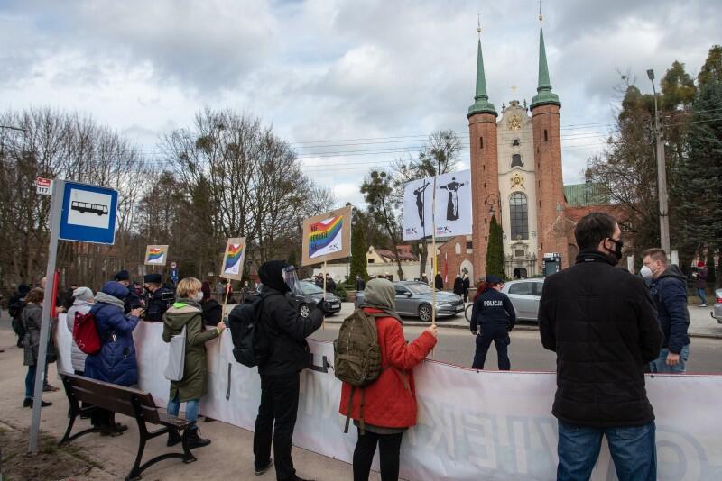 Na początku ingresu przed katedrą protestowała kilkunastoosobowa grupa przeciwników wybory abpa Tadeusza Wojdy na arcybiskupa gdańskiego. Policja trzymała ich w takiej odległości od świątyni, by nie mieli wpływu na przebieg uroczystości