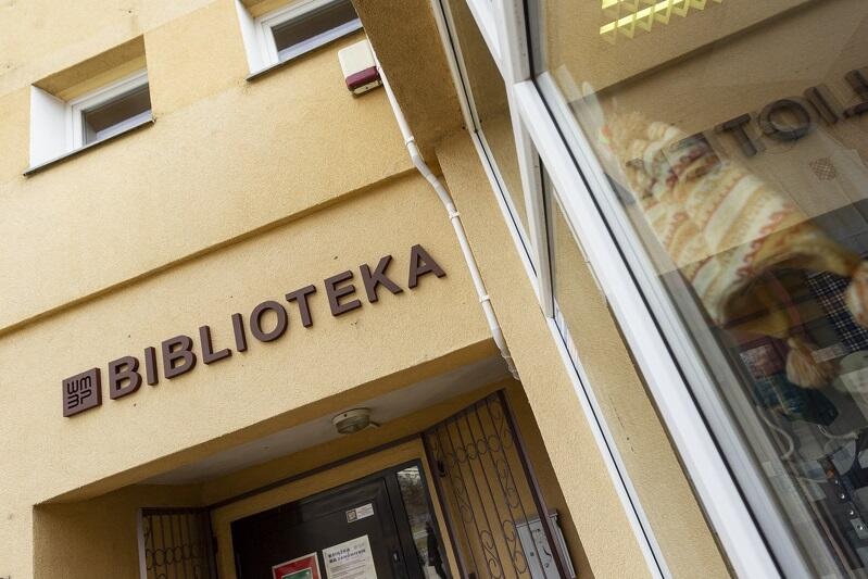 Wojewódzka i Miejska Biblioteka Publiczna w Gdańsku jako jedna z pierwszych instytucji miejskich dostosowała wszystkie szyldy do zapisów UKG, filia na Przymorzu przy ul. Opolskiej