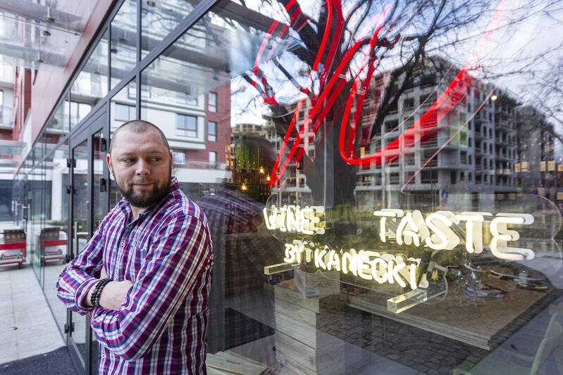 Grzegorz Billot prowadzący salon Wine Taste: - wybraliśmy neon, bo chcieliśmy być widoczni