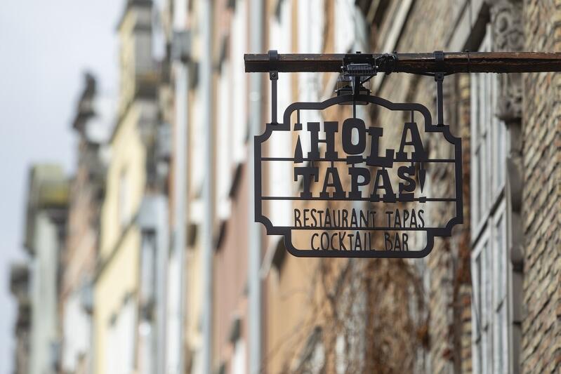Szyld semaforowy kuty najlepiej wpisuje się charakter Głównego Miasta, Hola Tapas przy ul. Piwnej w Gdańsku