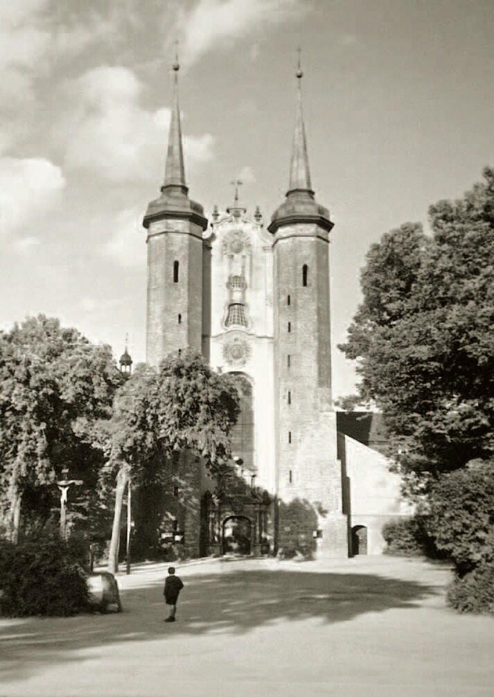 Przedwojenny widok Katedry Oliwskiej; na placu było więcej zieleni niż dzisiaj, dzisiaj nie ma też krzyża, który stał w cieniu drzew