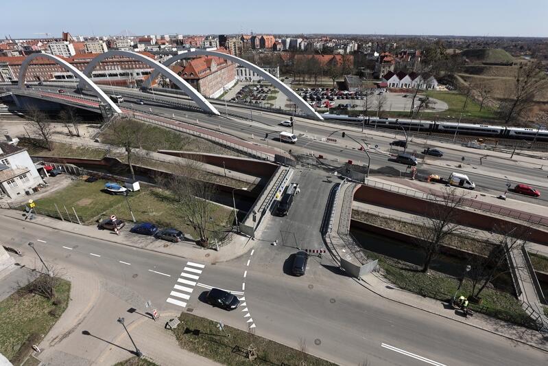 Przejazd przez most łączący Trakt św. Wojciecha z ul. Zaroślak