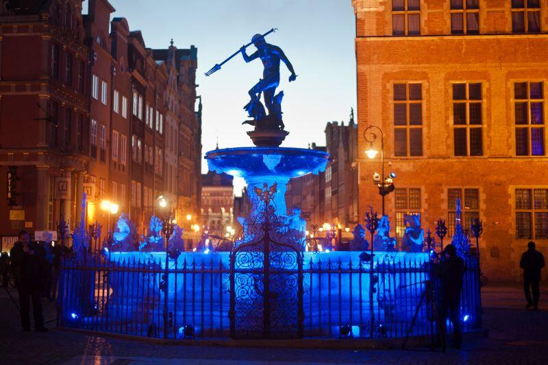 Fontanna Neptuna podświetlona na niebiesko. Tak jest od kilku lat w Gdańsku 2 kwietnia