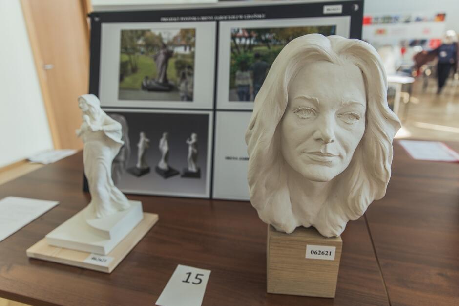 W części rzeźbiarskiej konkursu artyści przygotowywali model całego pomnika w skali 1:5 oraz model głowy Ireny Jarockiej (wyraźniejszy, z detalami) na tym pomniku