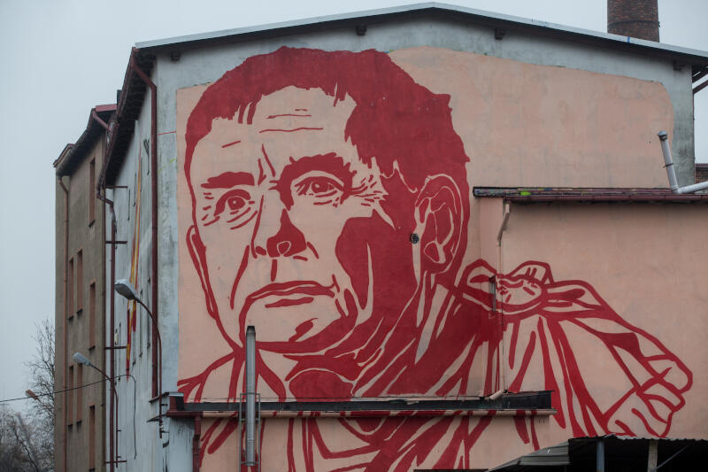 Mural przedstawiający posła Jarosława Kaczyńskiego, w roli cesarza rzymskiego, autorstwa Mariusza Warasa na budynku pracowni-galerii artystycznej WL4 w Gdańsku w 2017 roku