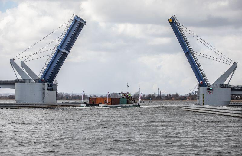 Transport kontenerowy mija most zwodzony w Gdańsku Sobieszewie 