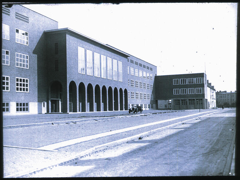 Gmach szkoły przy ul. Pestalozziego, lata 30. XX wieku. Od 1953 r. - II Liceum Ogólnokształcące