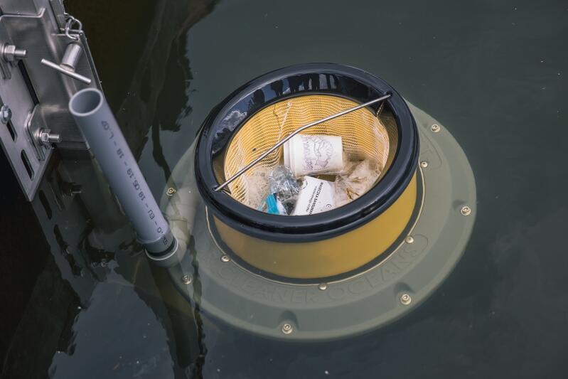 Seabin nie tylko zbiera śmieci, ale także zanieczyszczenia pływające na powierzchni wody, np. w postaci tłustych plam