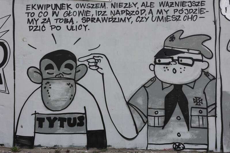 Autorem wielkoformatowego dzieła w miejskiej przestrzeni jest street-artowiec Tuse, który na ścianę jednego z budynków przeniósł postaci z komiksów Henryka Jerzego Chmielewskiego
