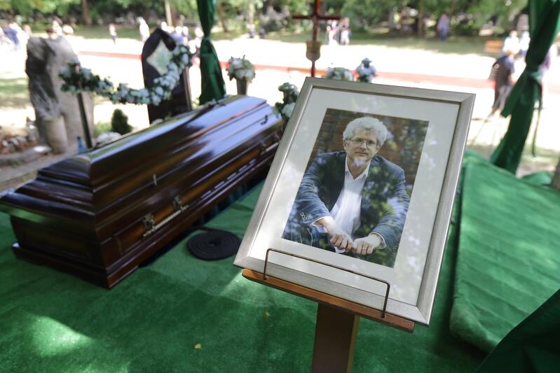 Ponowny pogrzeb Arkadiusza Arama Rybickiego (1953-2010) na cmentarzu Srebrzysko, 9 czerwca 2018 roku. Niespełna półtora miesiąca później prokuratura przystąpiła do kolejnej ekshumacji, na którą nie zgodziła się rodzina zmarłego. Małgorzata Rybicka: - Uważam, że te ekshumacje są elementami spektaklu medialno-politycznego i każdy kolejny miesiąc to potwierdza 