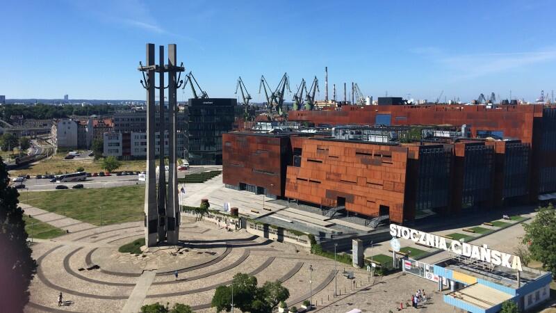 Plac Solidarności z Pomnikiem Poległych Stoczniowców i gmachem ECS stanowią dziś jedno z najważniejszych miejsc na mapie Polski i Europy. Jeśli przyjedziesz do Gdańska jako turysta - na pewno tutaj trafisz