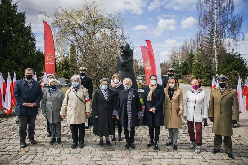 Uczestnicy uroczystości upamiętniające ofiary zbrodni katyńskiej na Cmentarzu Łostowickim w Gdańsku
