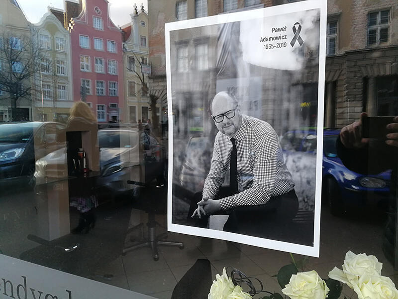 20 stycznia 2019. Gdańsk w żałobie po śmierci prezydenta. Zdjęcie z wizerunkiem Pawła Adamowicza w oknie zakładu fryzjerskiego