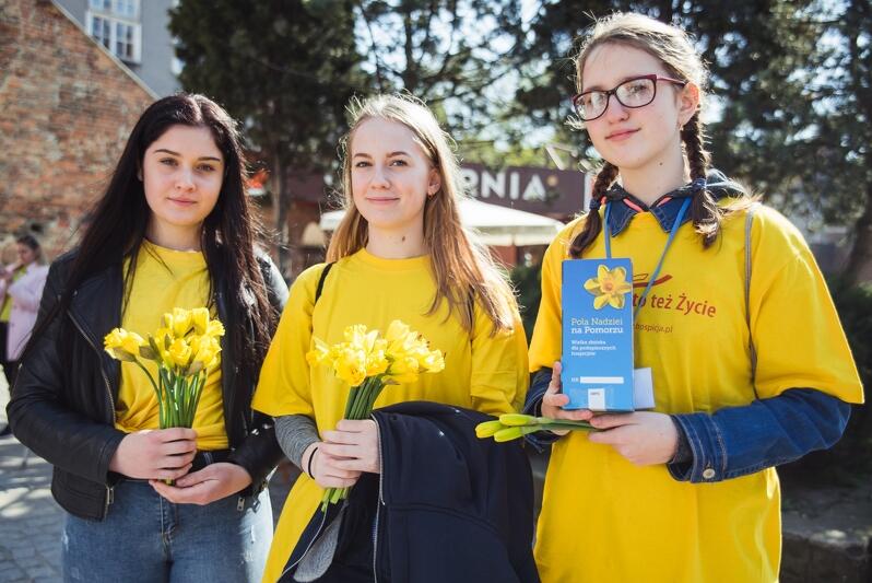 Ostatnia tradycyjna edycja Pól Nadziei na Pomorzu odbyła się w 2019 roku, wtedy wrzucaliśmy datki do puszek ubranych na żółto wolontariuszy i wolontariuszek, które w zamian wręczały nam żonkile
